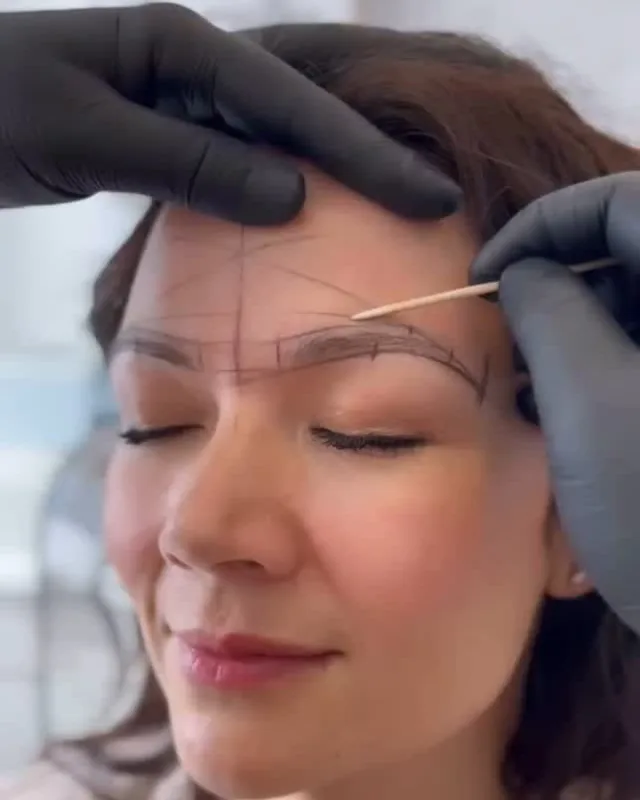 Diseño previo de la ceja con hilo de medición antes de empezar