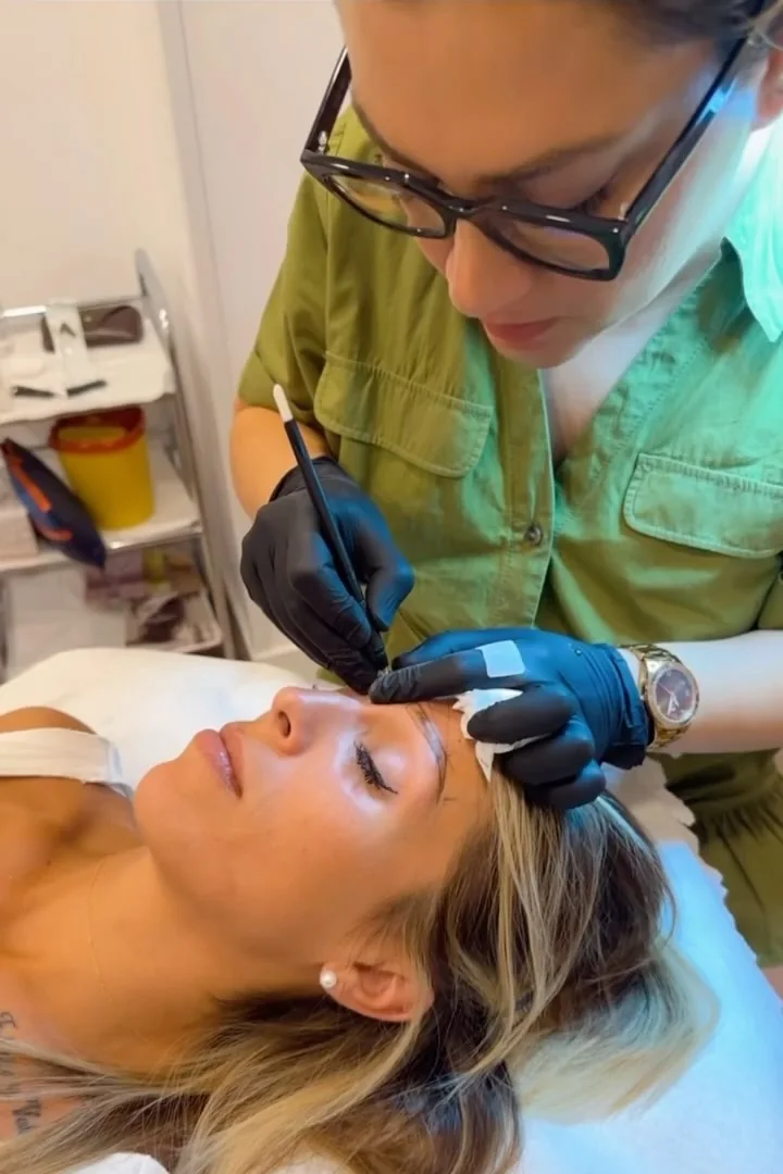 Marian Golzari pigmentando la ceja de una clienta