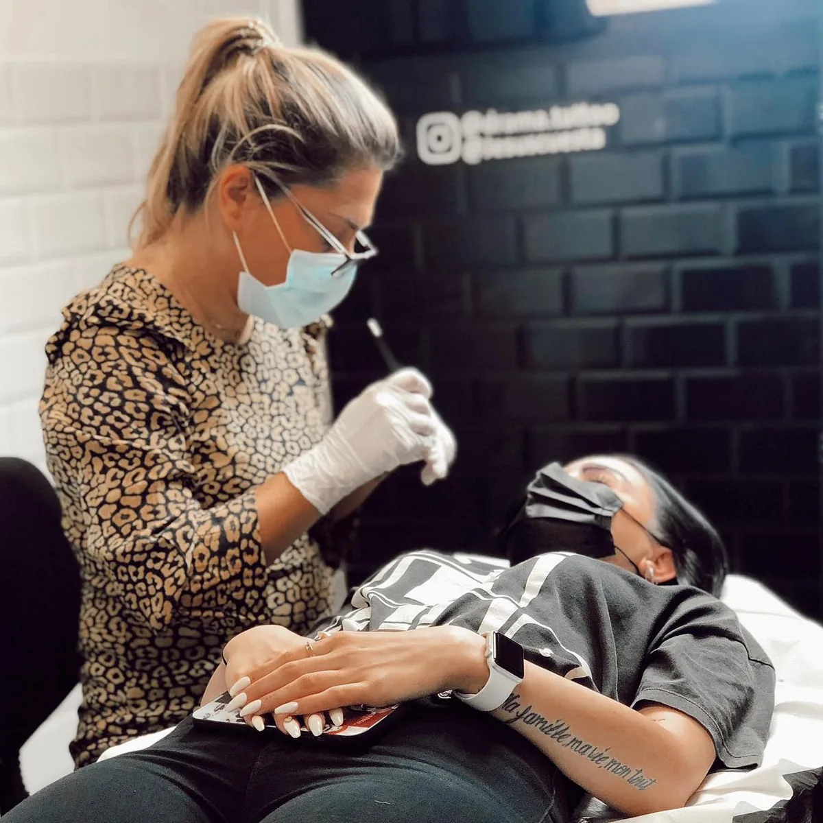 Marian Golzari realizando una micropigmentación a una clienta